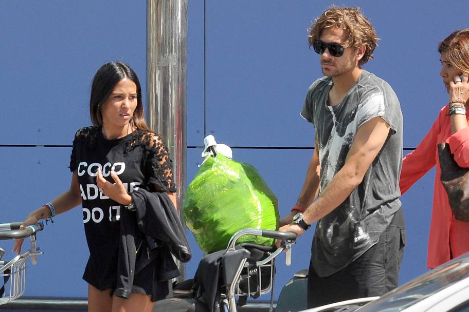 Alessio Cerci con la fidanzata Federica Riccardi appena atterrati all’aeroporto di Ibiza (Olycom)